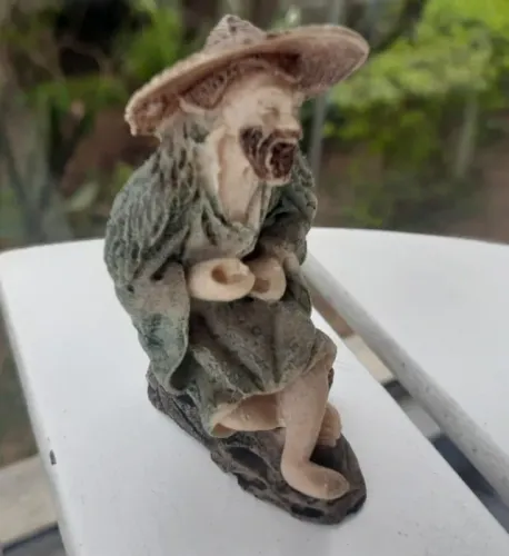 Bibelô antigo em resina 10cm x 6cm representando camponês
