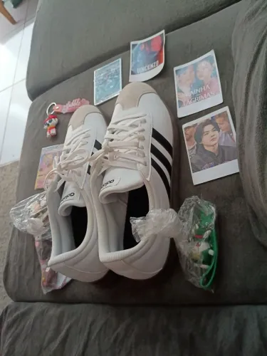 Vendo Tênis Adidas com alguns acessórios e itens adicionais