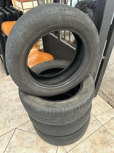 Pneus 185/60R15 usado bom