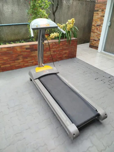 Esteira profissional com inclinação (rampa automática ) atletic advanced 500EE