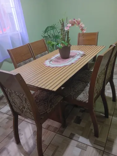 Mesa de jantar com 6 cadeiras.