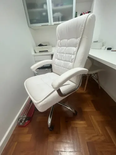 Cadeira escritório. Muito confortável. Branca.