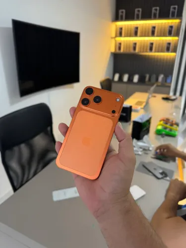 iPhone 11 64 gigas na carcaça do 17 pro 