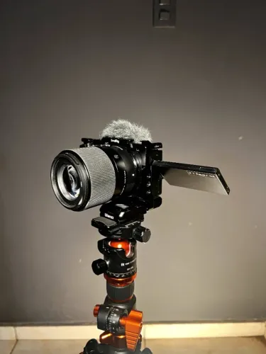 Sony ZVE10 (Corpo) + Lente Sigma 30 mm 1.4 + Acessórios