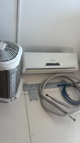 Ar-condicionado Split Eletrolux - Quente e Frio - 7.000 BTUs - 220V 