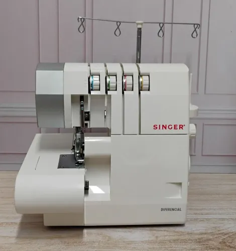 Máquina Overloque Singer