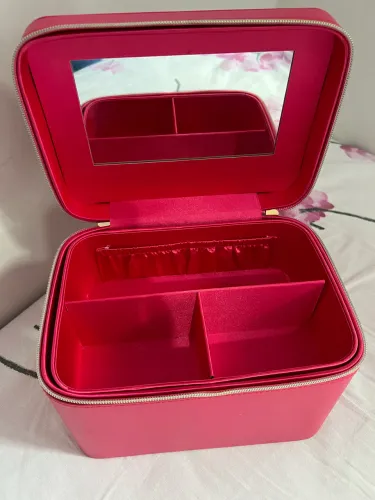 Maleta da Niina secrets nova, nunca foi usada. ACEITO CARTÃO DE CRÉDITO 