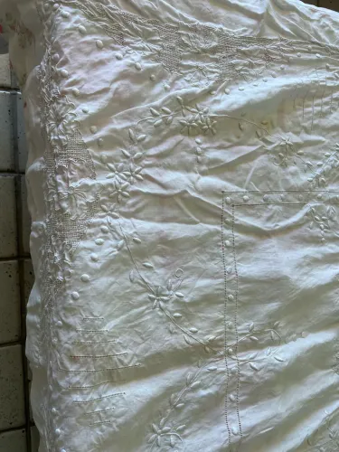 Toália de mesa bordada
