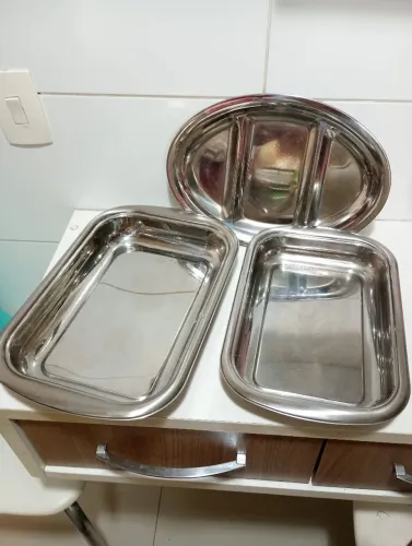 Conjunto com 5 travessas inox 2 retangulares, 2 redondas e 1 petisqueira 