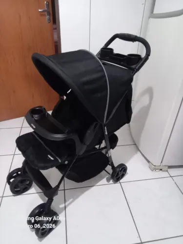 Carrinho de bebê novinho unissex
