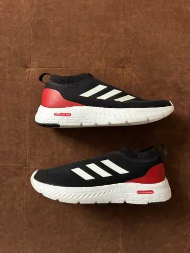Tênis adidas cloudfoam comfort preto com detalhes em vermelho