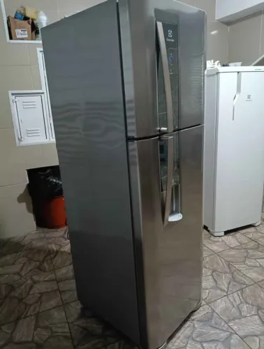 Geladeira inox Eletrolux Frost Free 402 litros semi nova