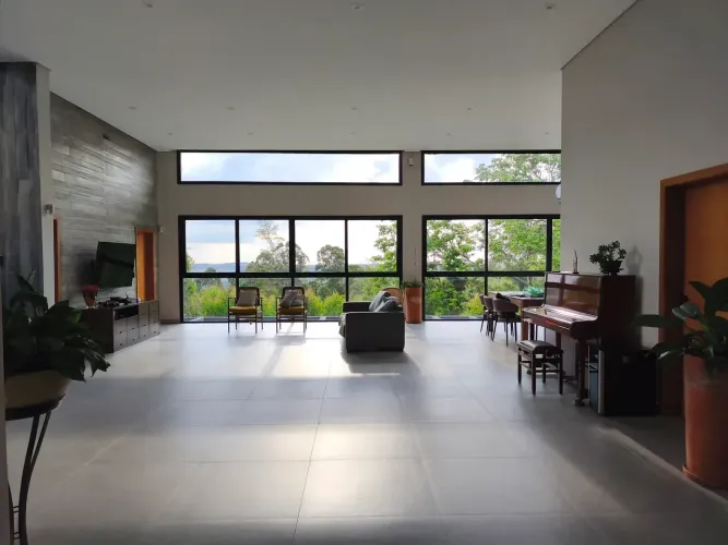 Casa de condomínio para venda tem 375 metros quadrados com 5 quartos