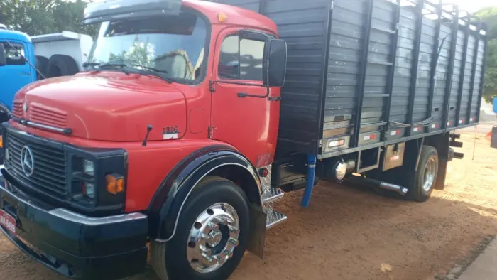 Caminhão boiadeiro gaiola de ferro Mercedes 1316