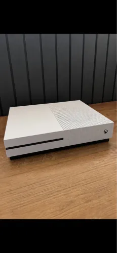 Xbox One s 1 tb | com controle preto +1 Jogo