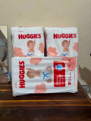 Kit com 3 pacotes de fraldas M da huggies com o total de 120 fraldas