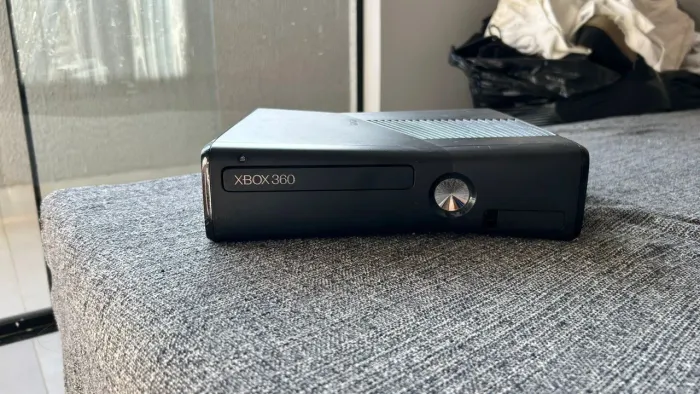 XBOX 360 (2 controles + jogos)