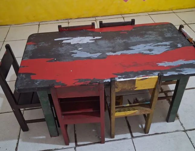 Mesa escolar pequena
