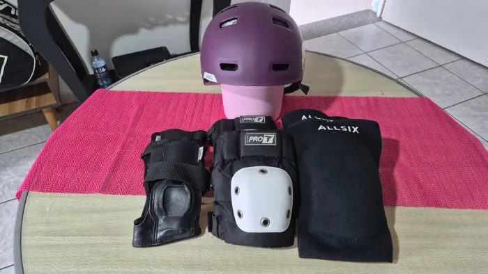 Kit proteção com Capacete, Joelheira , Cotoveleira e Luvas. 