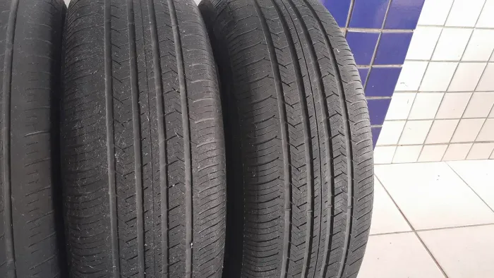 Pneus 215/65R15 em excelente estado