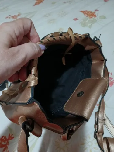 Linda bolsa bronze pequena usada