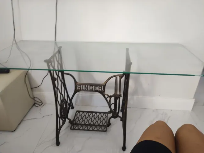 VENDO MESA ANTIGA SINGER COM TAMPO DE VIDRO