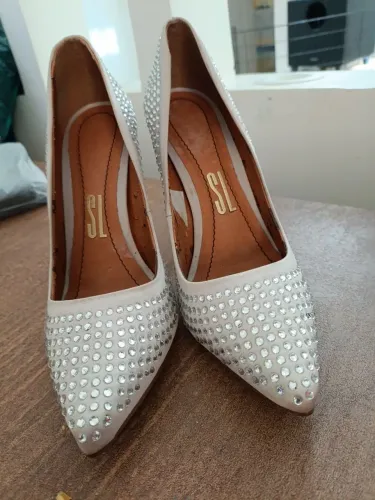 Scarpin com pedras