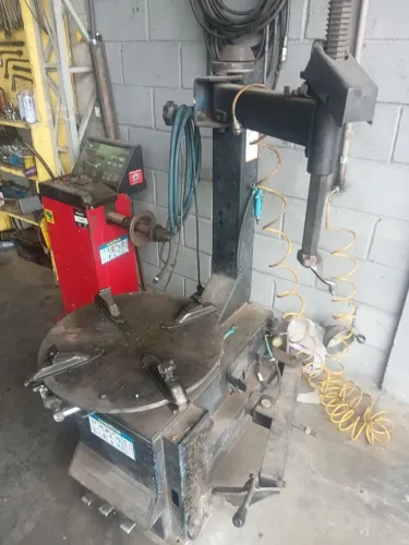 Maquina desmontadora pneus