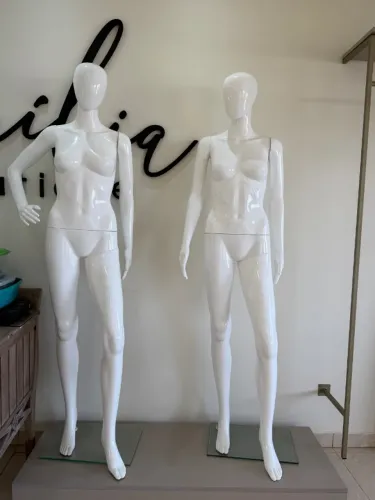 Manequins femininos premium para loja - Base de vidro