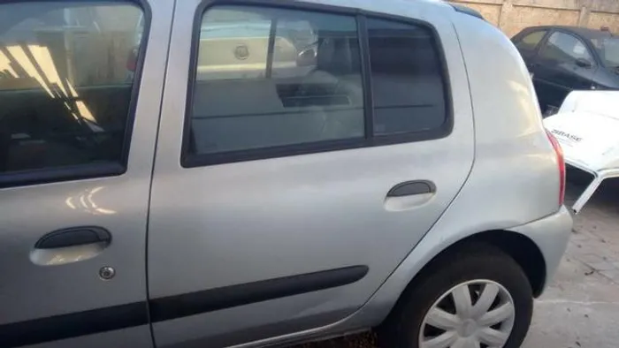 Porta traseira esquerda Renault Clio 2006, lisa sem acessórios.