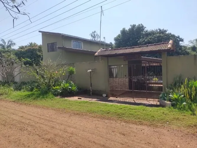 Chácara molhada (rio Jacutinga), com casa/ sobrado, área de lazer, pomar, horta, cercada.