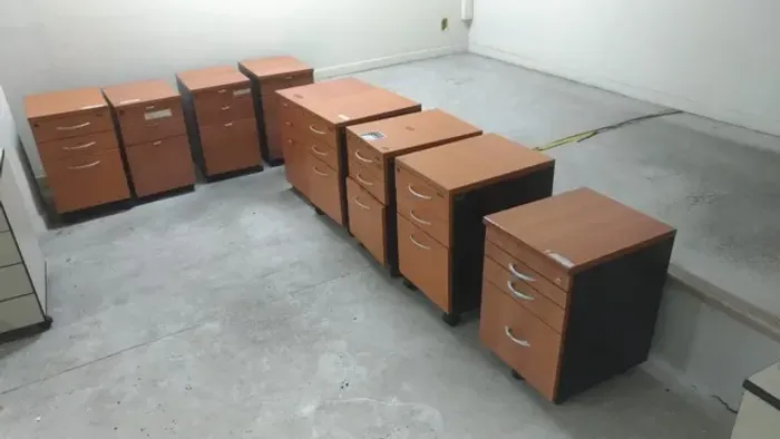 Gaveteiros cor madeira ou bege claro, em mdf, 23u, rodízios, bom estado. E outros.