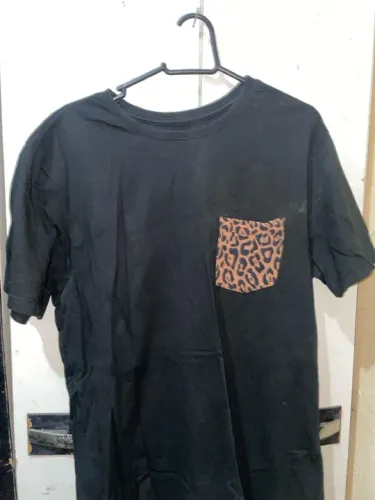 CAMISA PRETA COM DETALHE DE ONÇA NO BOLSO