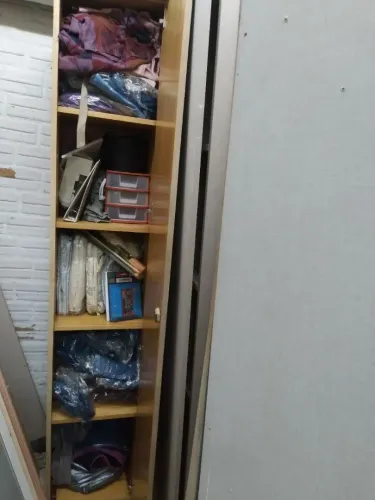 Armário de madeira com prateleiras para organizar seu quarto!