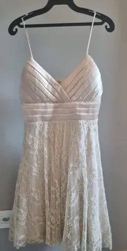 Vestido de renda champanhe