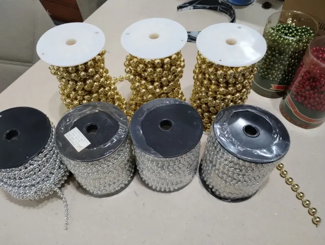 9 rolos por$ 90,00 de Aljofre de Bolinhas Douradas, Prateadas Verde e Vermelho!