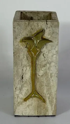 Exuberante Vaso em mármore com Aplique em Bronze dourado no feitio de Flor *Peça assinada