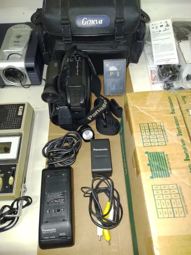 Filmadoras 2u, em VHS e em cartão de memória, originais, completas, valor por unidade.