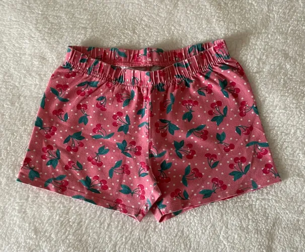 Short Cerejas - Tam. 10 anos (veste 8 anos)