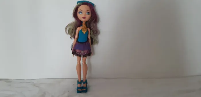 Boneca Ever After High Madeline Hatter Praia Encantada
