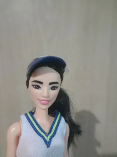  Barbie - Corpo fashionista e cabeça da Barbie tenista 