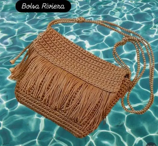 Bolsa Riviera de Crochê com Franjas - Elegância Artesanal