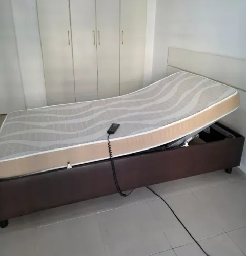Cama solteiro Pilati articulada.