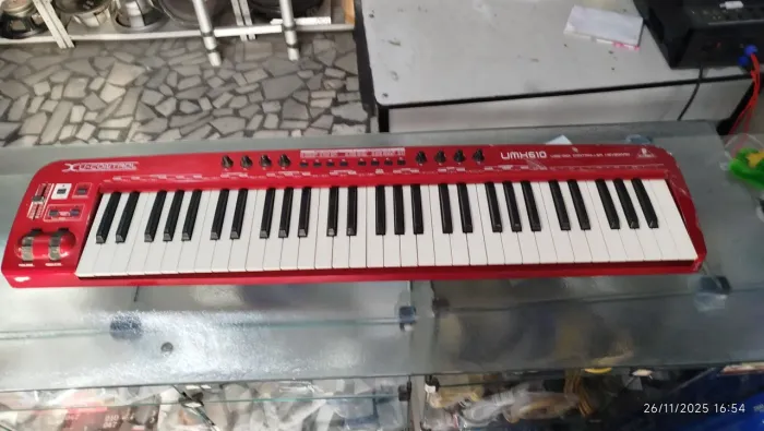 Teclado controlador Behringer umx610 