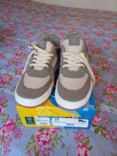 Tenis molekinho número 35 usado apenas na noite de natal motivo da venda ficou apertado