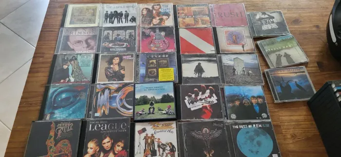 Vendendo cds da coleção. Praticamente rock