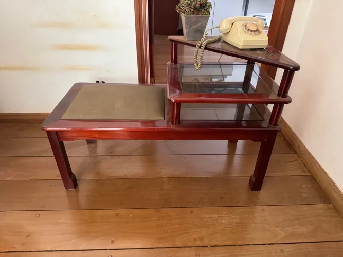 Mesa de telefone retrô com design diferenciado