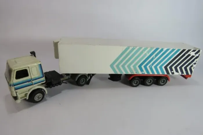 CONJUNTO ARPRA (CAVALO SCANIA + BAÚ FRIGORÍFICO). USADO. Escala 1:50. Apresenta vestígios