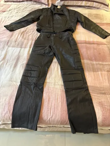 Conjunto Jaqueta e Calça de Couro Preta motocicleta
