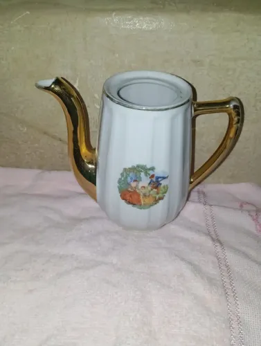 Bule de Porcelana Antigo com Detalhes Dourados